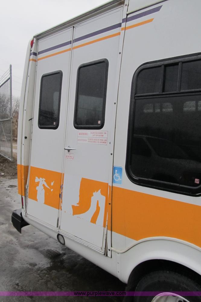 image for item 4064 2004 Ford E450 Super Duty bus