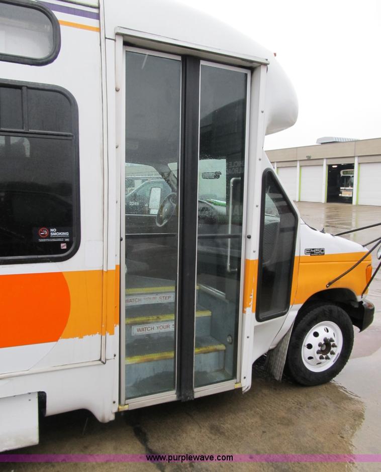 image for item 4064 2004 Ford E450 Super Duty bus
