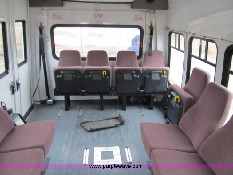 image for item 4064 2004 Ford E450 Super Duty bus