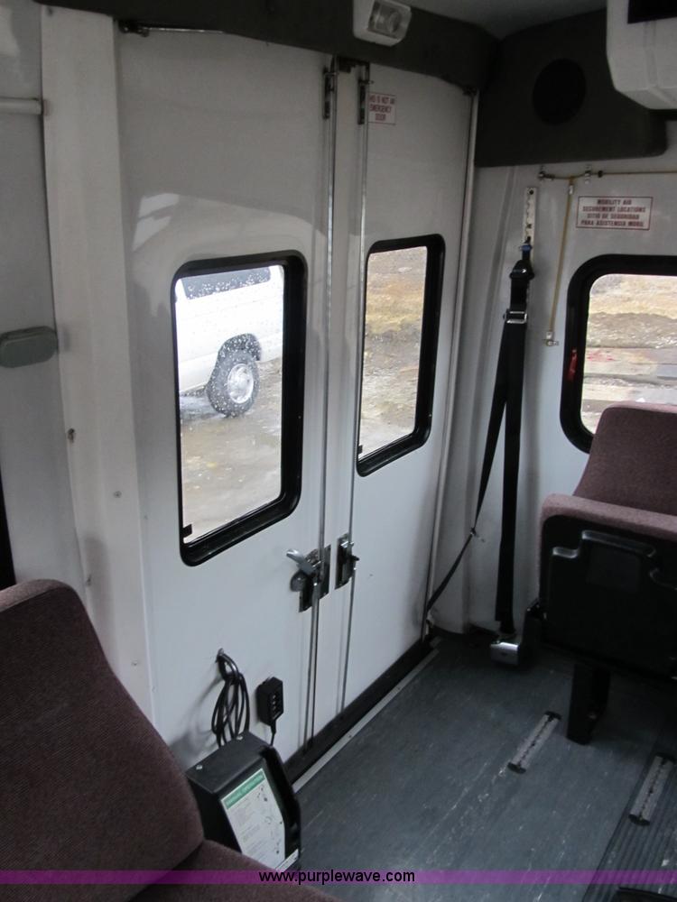 image for item 4064 2004 Ford E450 Super Duty bus