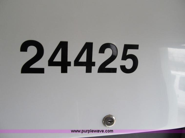 image for item 4064 2004 Ford E450 Super Duty bus