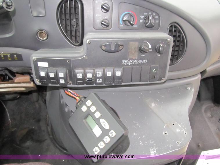 image for item 4064 2004 Ford E450 Super Duty bus
