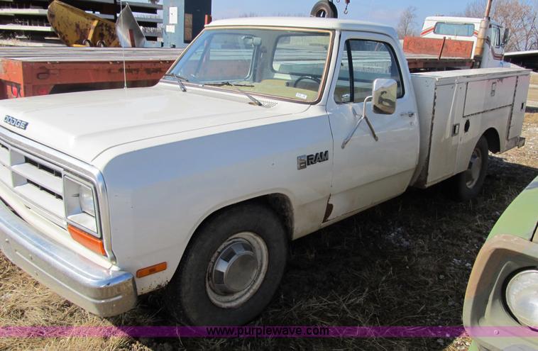 image for item 4078 1987 Dodge D250 pickup truck