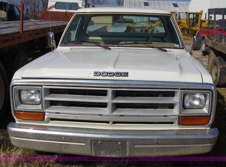 image for item 4078 1987 Dodge D250 pickup truck