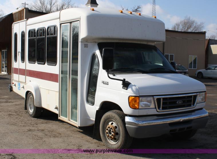 image for item 4981 2004 Ford E350 Super Duty handicap bus