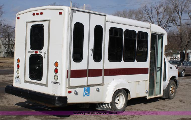 image for item 4981 2004 Ford E350 Super Duty handicap bus