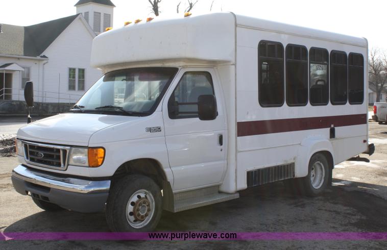 image for item 4981 2004 Ford E350 Super Duty handicap bus