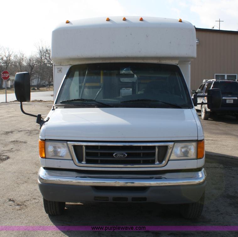 image for item 4981 2004 Ford E350 Super Duty handicap bus