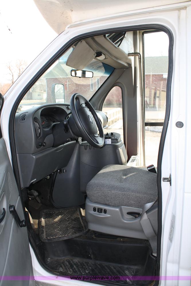 image for item 4981 2004 Ford E350 Super Duty handicap bus