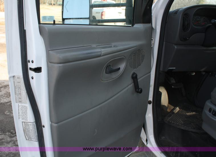 image for item 4981 2004 Ford E350 Super Duty handicap bus