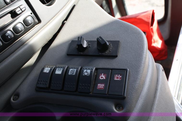 image for item 4981 2004 Ford E350 Super Duty handicap bus