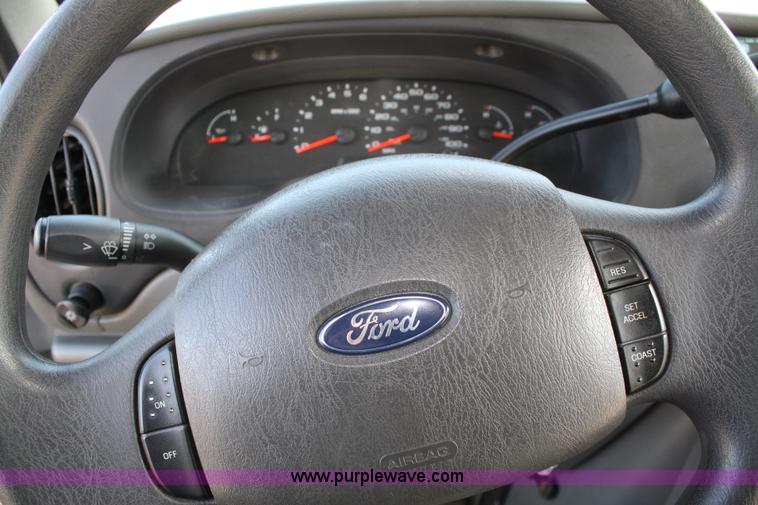 image for item 4981 2004 Ford E350 Super Duty handicap bus