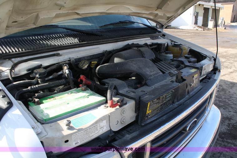 image for item 4981 2004 Ford E350 Super Duty handicap bus