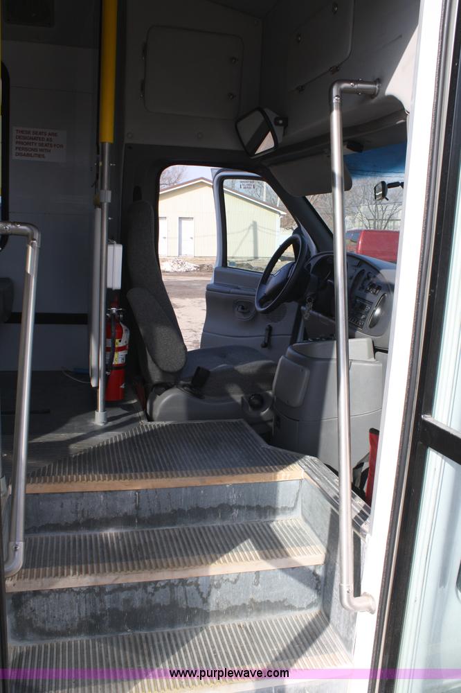 image for item 4981 2004 Ford E350 Super Duty handicap bus