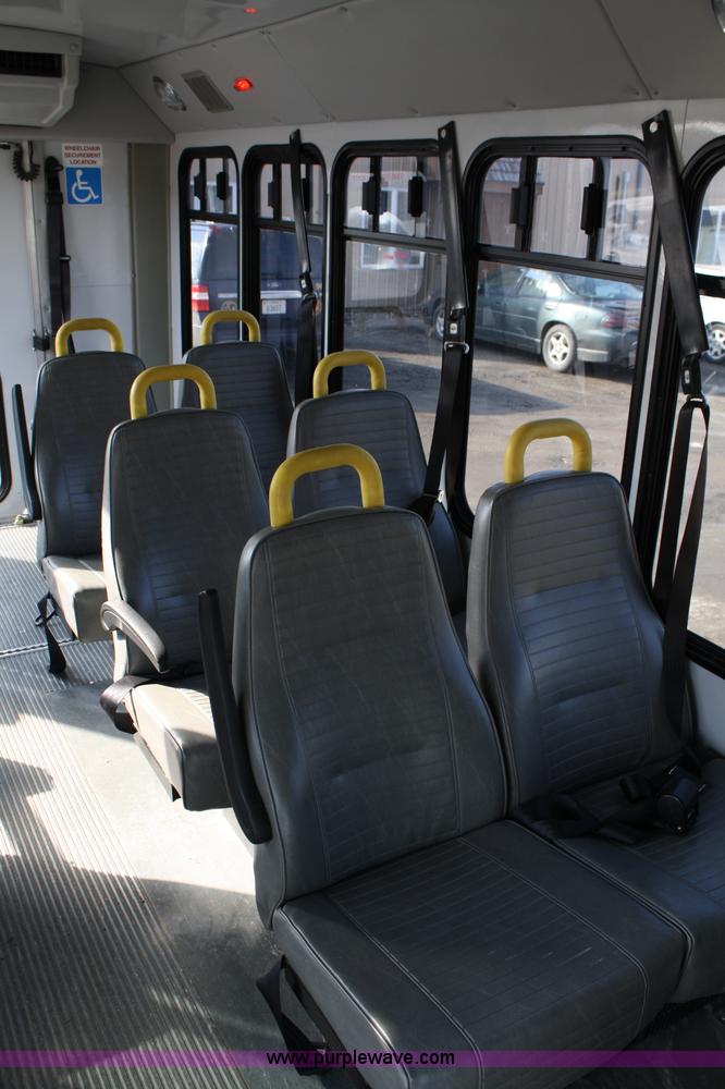 image for item 4981 2004 Ford E350 Super Duty handicap bus