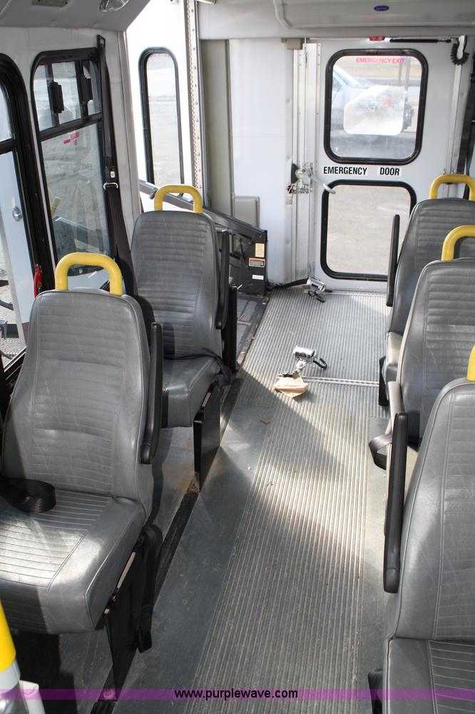 image for item 4981 2004 Ford E350 Super Duty handicap bus