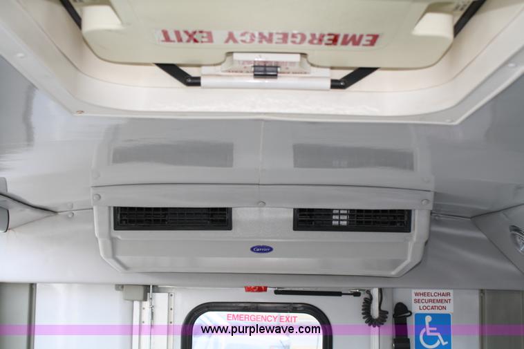 image for item 4981 2004 Ford E350 Super Duty handicap bus