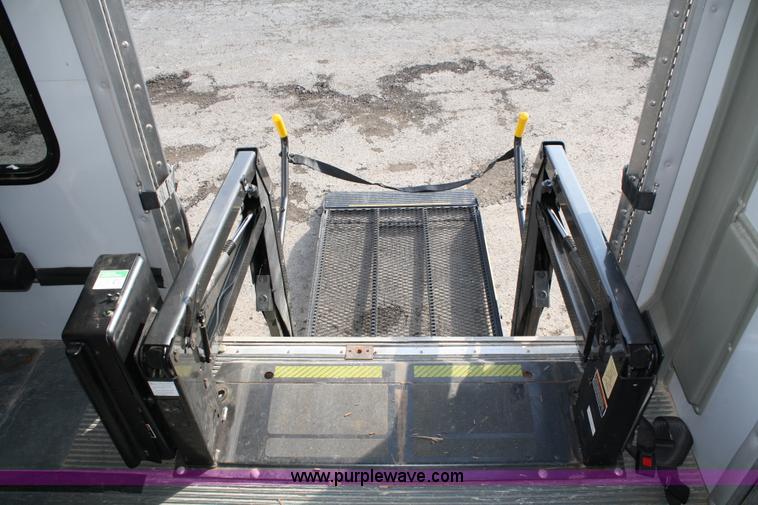 image for item 4981 2004 Ford E350 Super Duty handicap bus