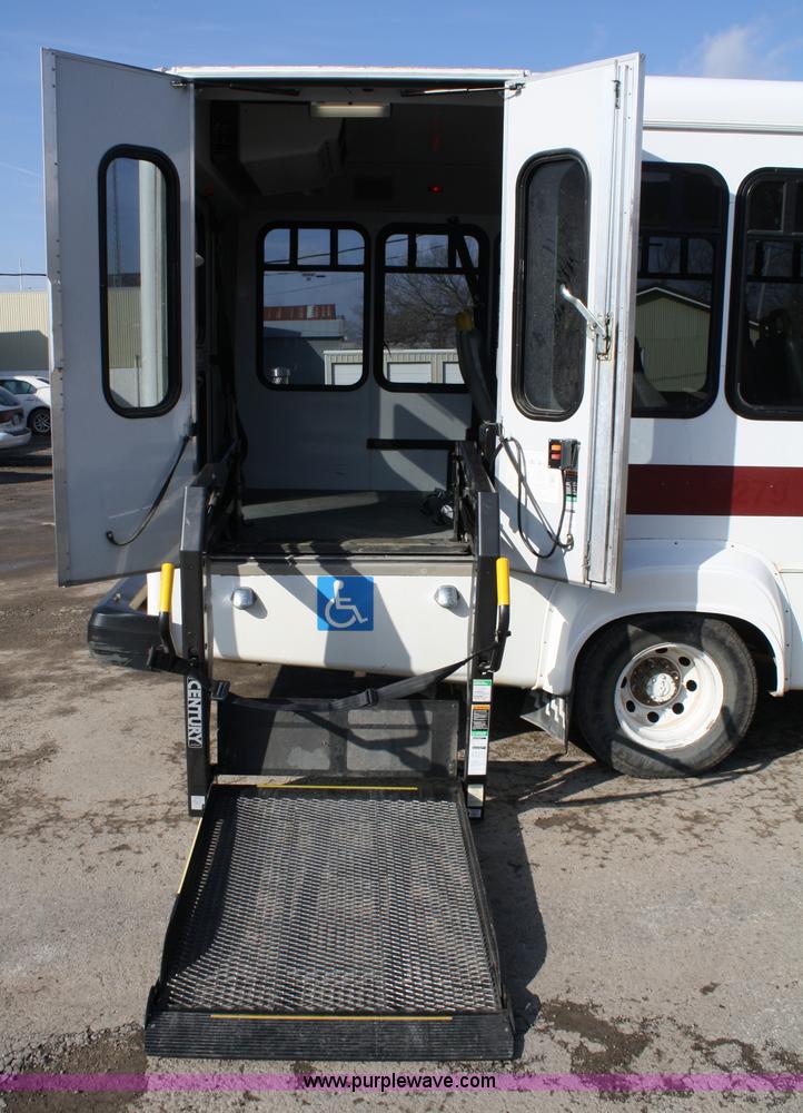 image for item 4981 2004 Ford E350 Super Duty handicap bus