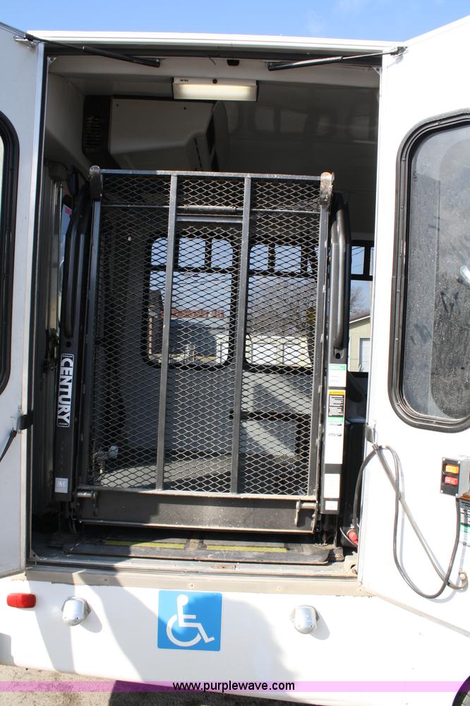 image for item 4981 2004 Ford E350 Super Duty handicap bus