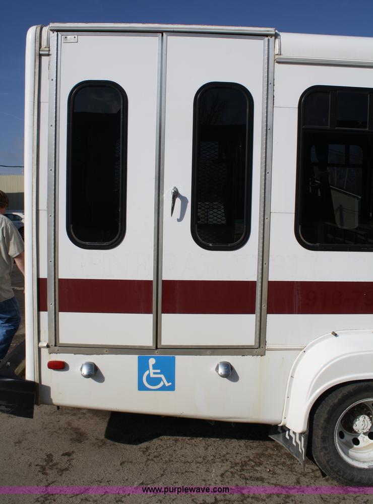 image for item 4981 2004 Ford E350 Super Duty handicap bus