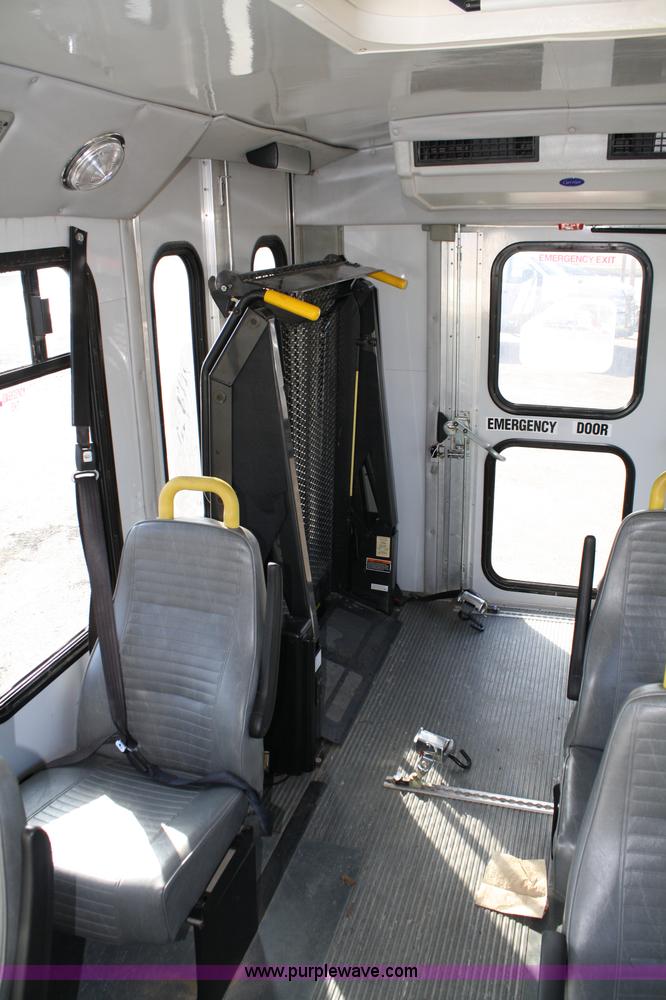 image for item 4981 2004 Ford E350 Super Duty handicap bus