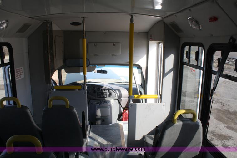image for item 4981 2004 Ford E350 Super Duty handicap bus