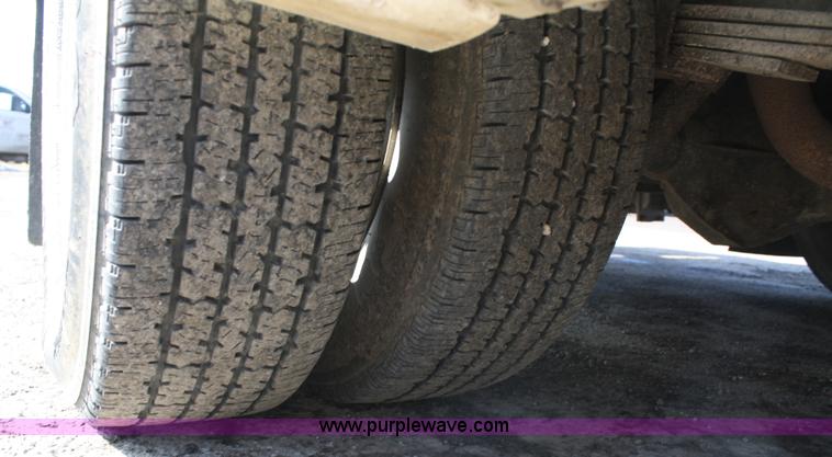 image for item 4981 2004 Ford E350 Super Duty handicap bus