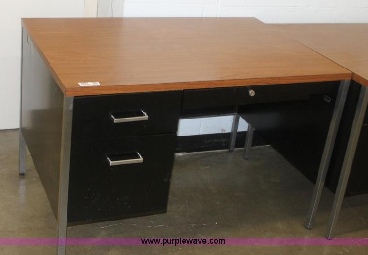 (2) desks in Wichita, KS Item 6082 sold Purple Wave