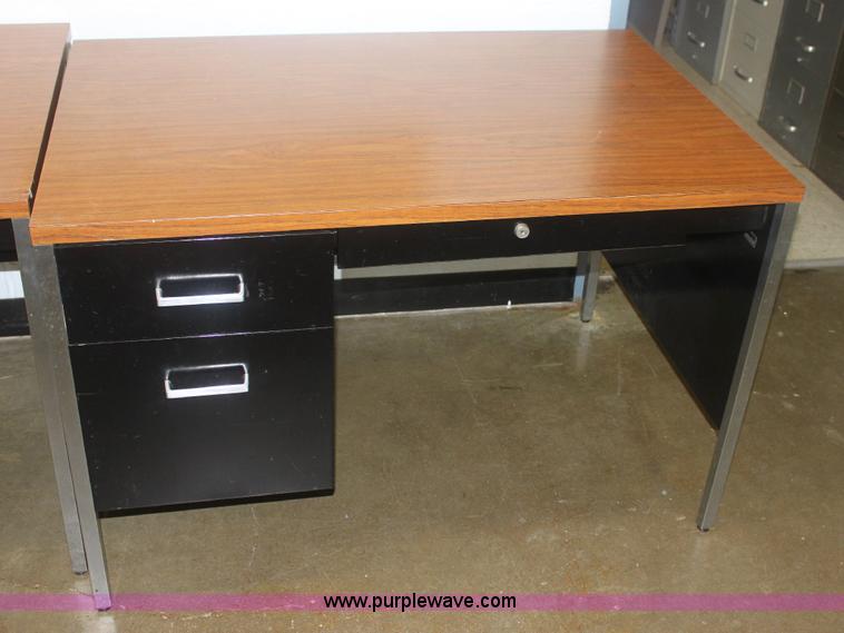 (2) desks in Wichita, KS Item 6082 sold Purple Wave