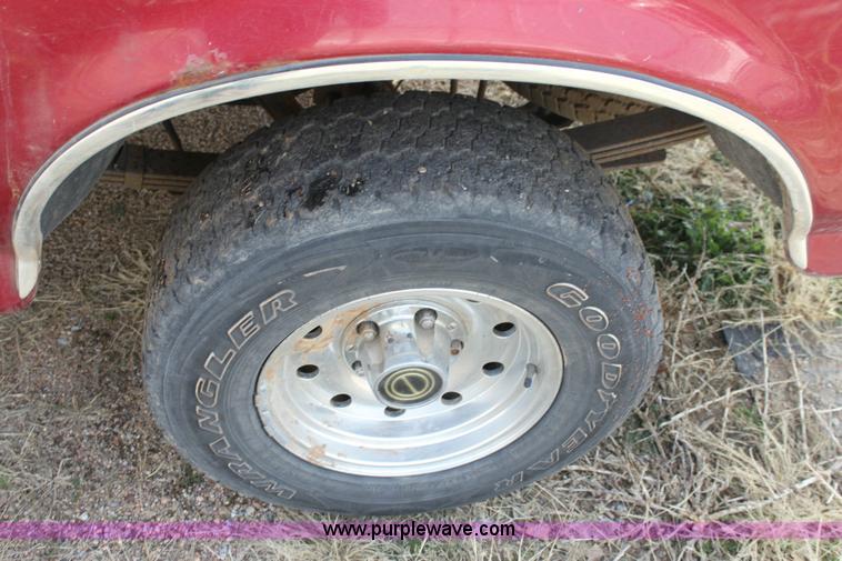 image for item 6345 1995 Ford F150 XLT pickup truck