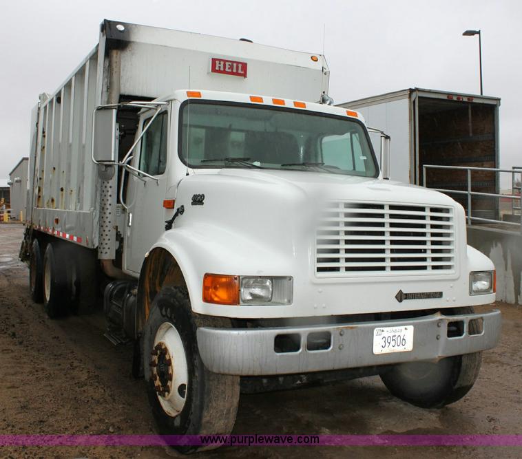 image for item 6413 1998 International 4900 6x4 refuse truck