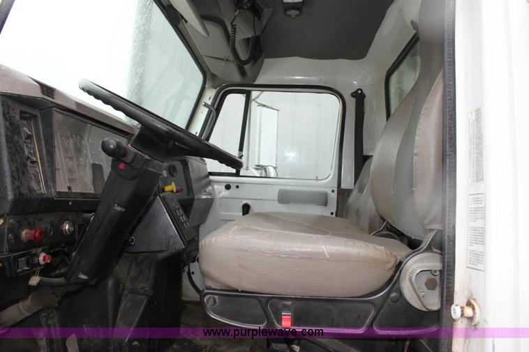 image for item 6413 1998 International 4900 6x4 refuse truck