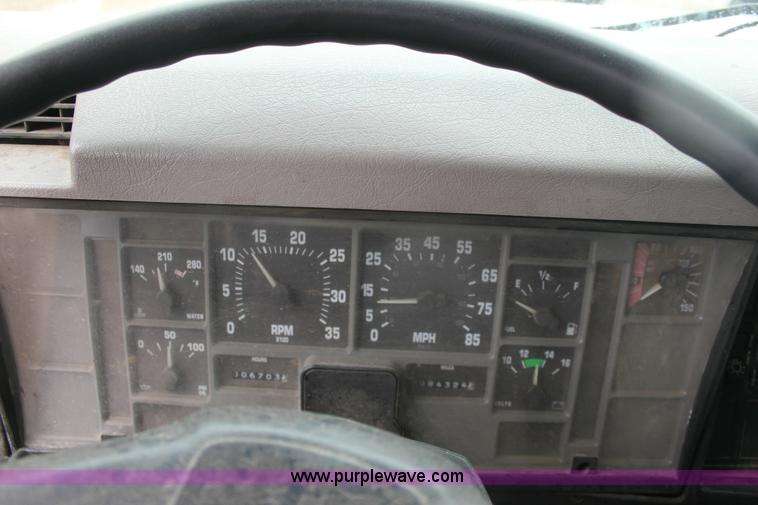 image for item 6413 1998 International 4900 6x4 refuse truck