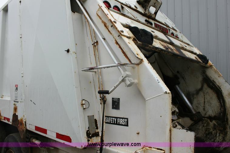 image for item 6413 1998 International 4900 6x4 refuse truck