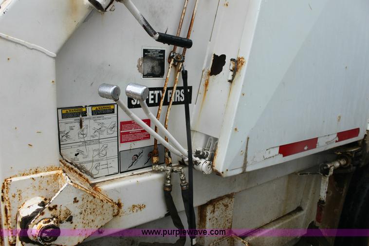 image for item 6413 1998 International 4900 6x4 refuse truck