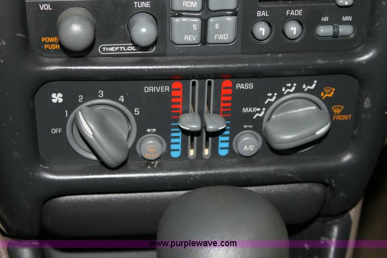 image for item 6429 2001 Pontiac Grand Prix SE