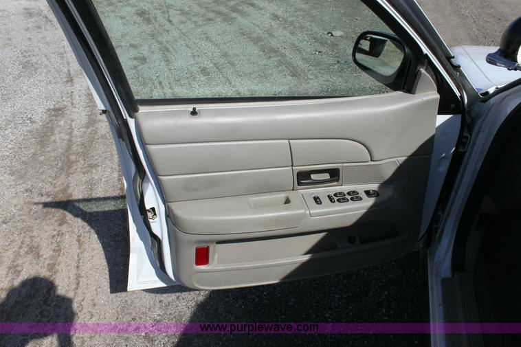 image for item 6528 2006 Ford Crown Victoria Police Interceptor