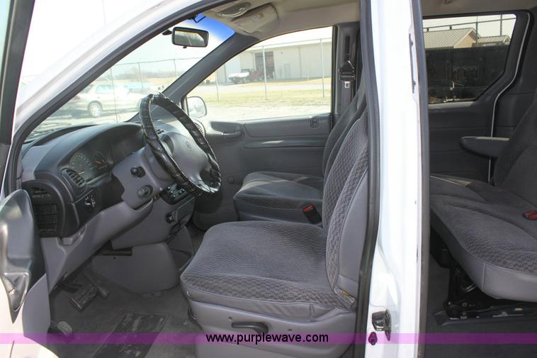image for item 6533 1999 Dodge Caravan mini van