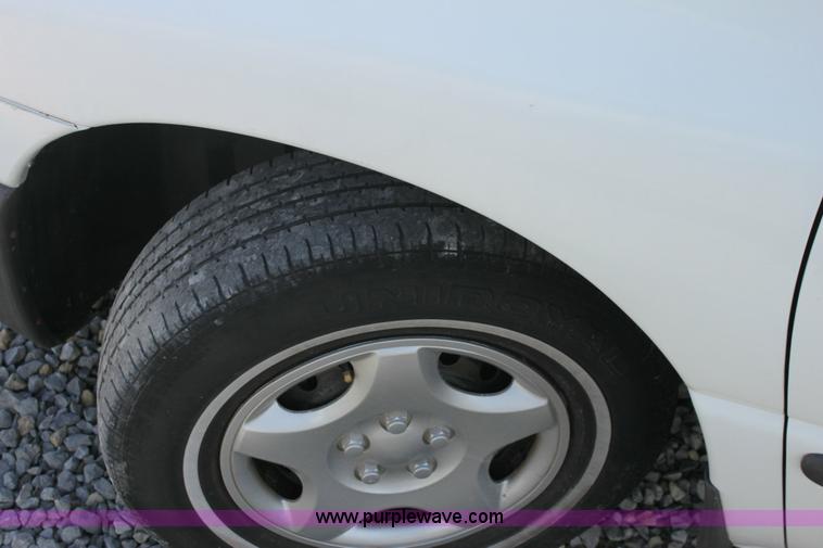 image for item 6533 1999 Dodge Caravan mini van