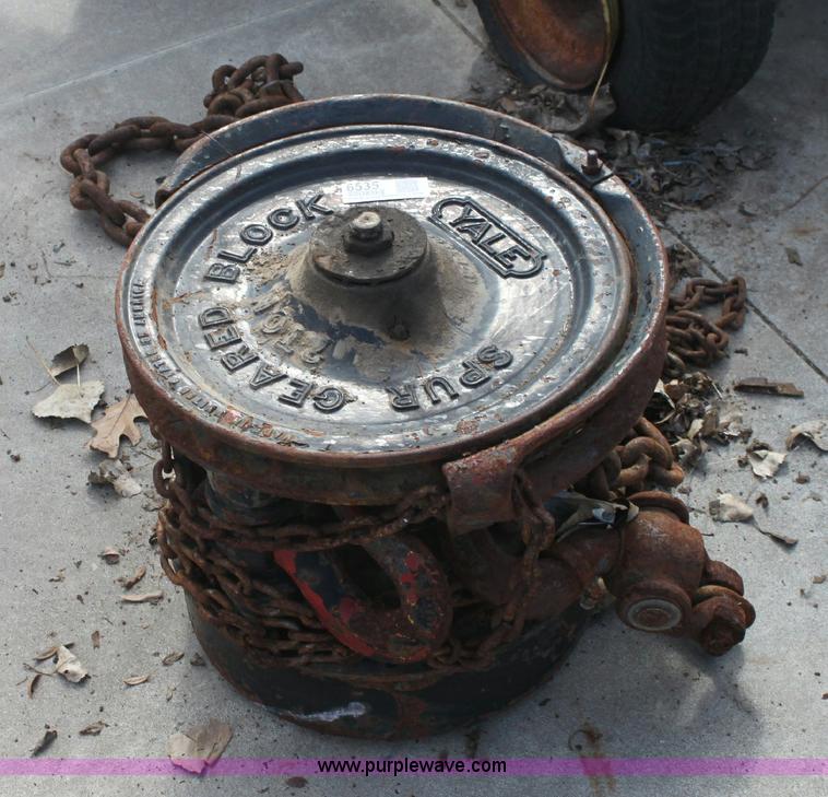 image for item 6535 Yale two ton chain hoist