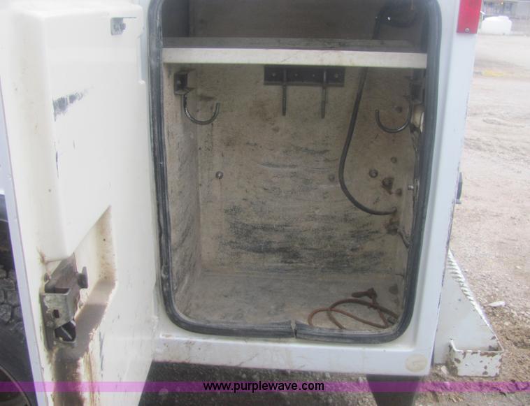 image for item 6937 1999 Ford F450 XL Super Duty bucket truck