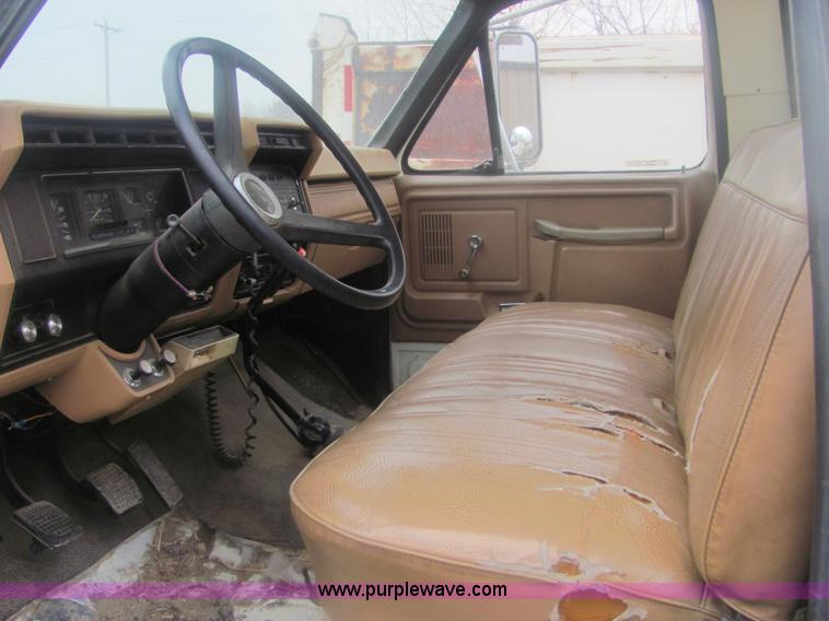 image for item 6938 1985 Ford F700 bucket truck