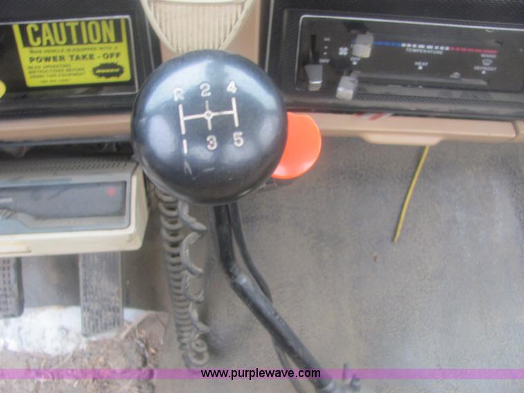 image for item 6938 1985 Ford F700 bucket truck