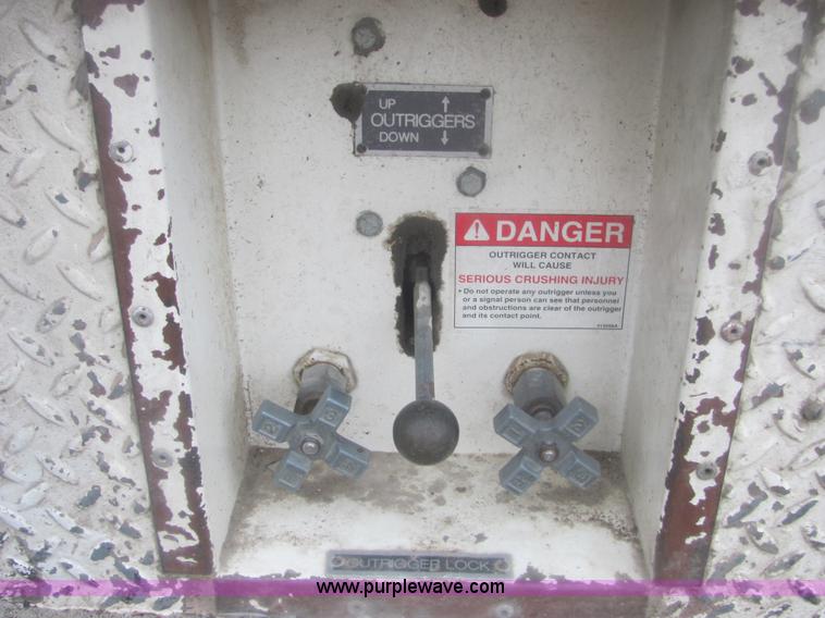 image for item 6938 1985 Ford F700 bucket truck