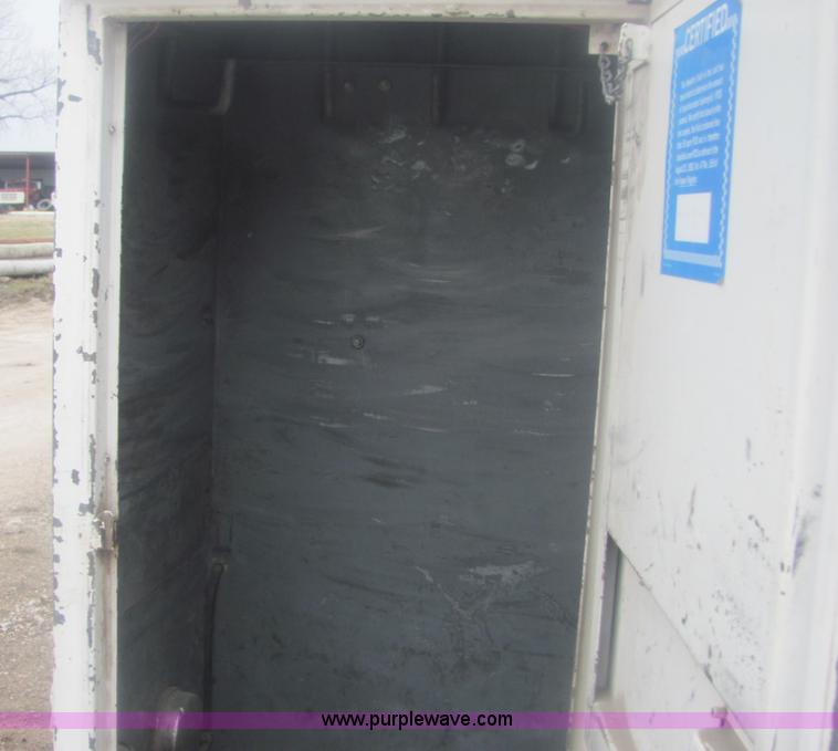 image for item 6938 1985 Ford F700 bucket truck