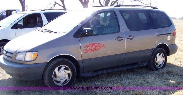 image for item 7280 1998 Toyota Sienna LE van