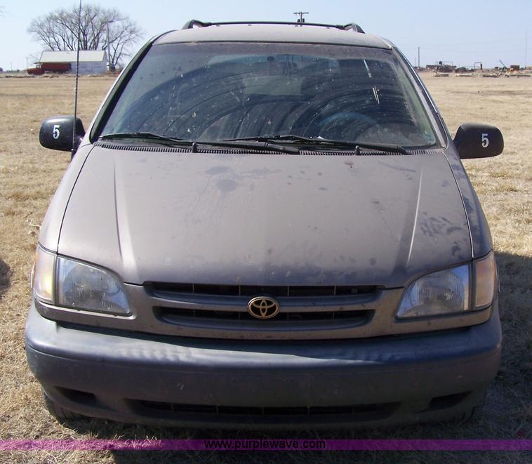 image for item 7280 1998 Toyota Sienna LE van