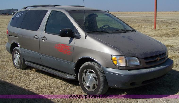 image for item 7280 1998 Toyota Sienna LE van