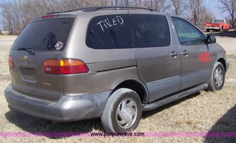 image for item 7280 1998 Toyota Sienna LE van